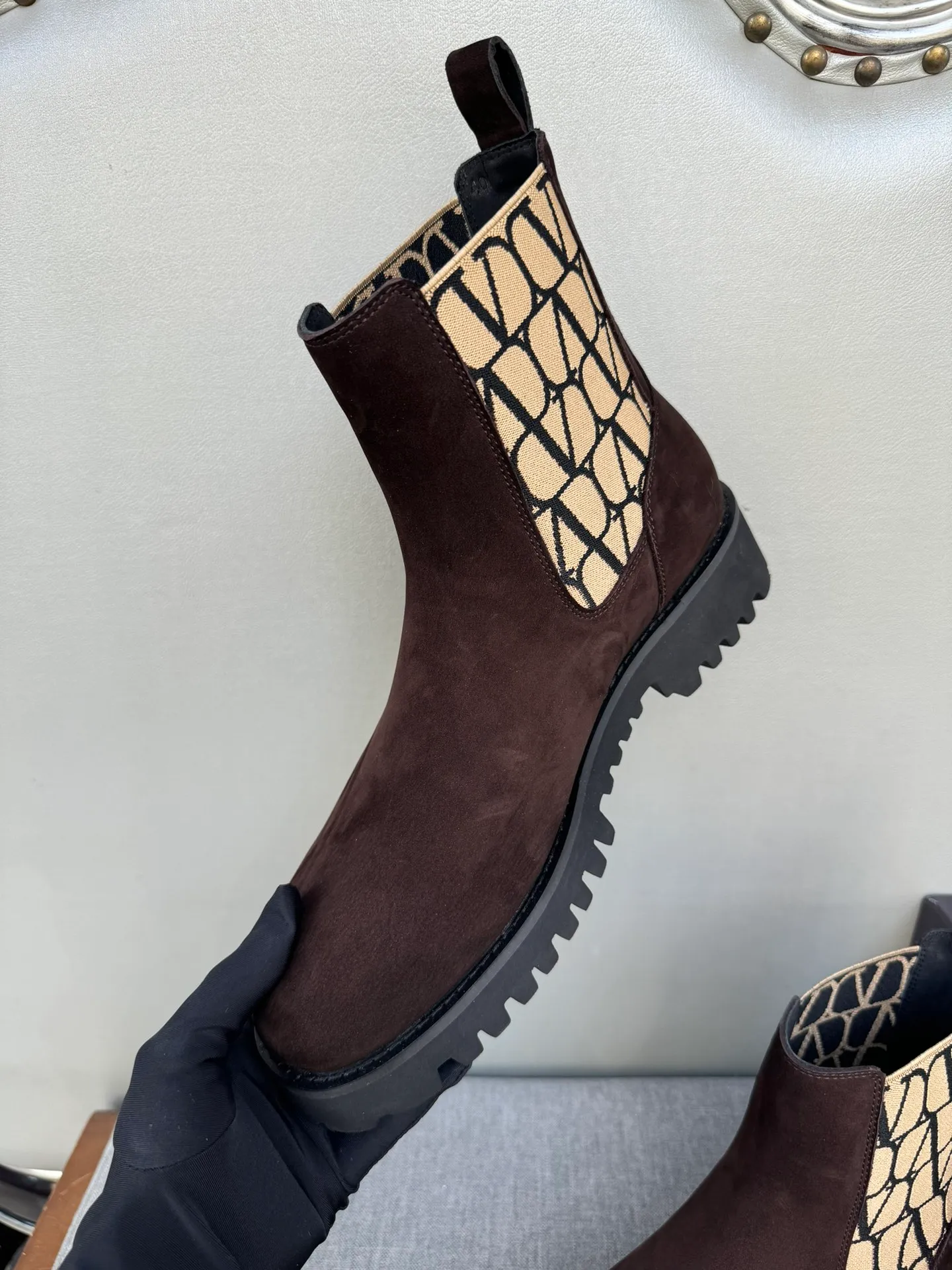 [Valentino] Top P: 1000💰 Size: Men 39-44 (45 customized) Valentino VLTN casual shoes 2025 latest winter series, original 1:1 development Casual men's leather shoes Made with heavy investment, shoes and boots are made of imported cowhide that is not easy to deform, black cowhide lining, original foam outsole, black open edge beads, black suede, brown suede Factory craftsmanship, perfect products are only prepared for you who know taste! Any comparison is welcome!